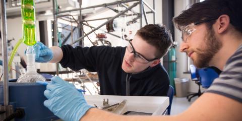 UNH学生在科学实验室做项目